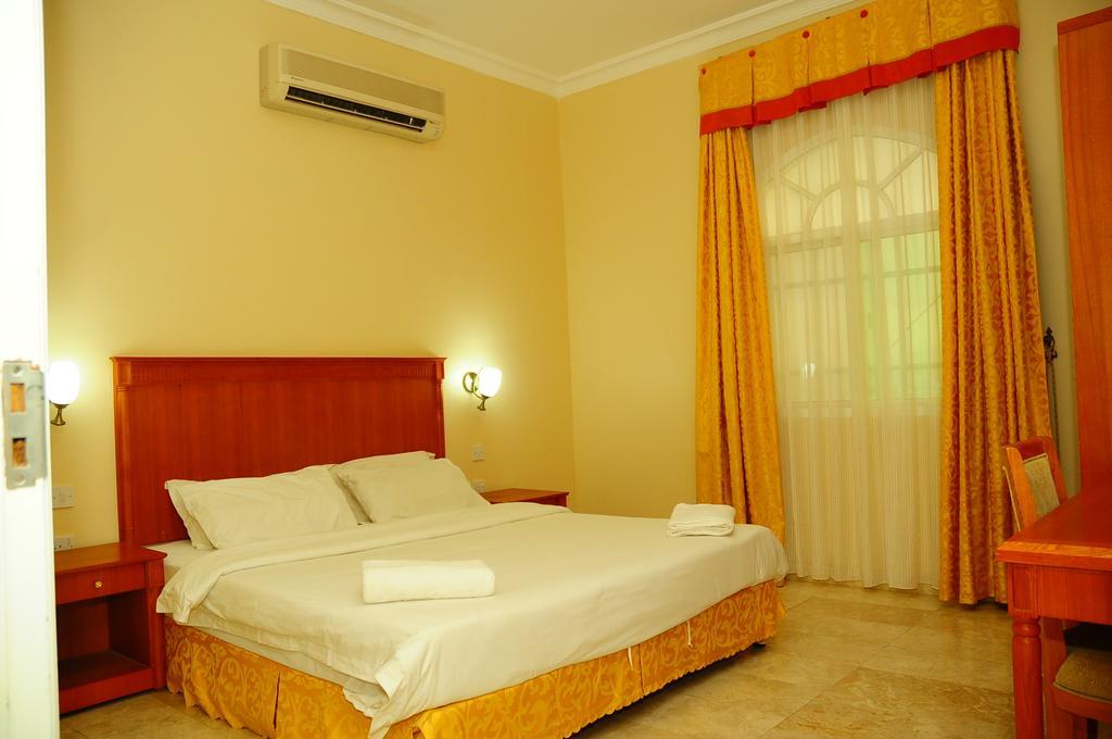 Al Faisal Hotel Suites Sur Room photo